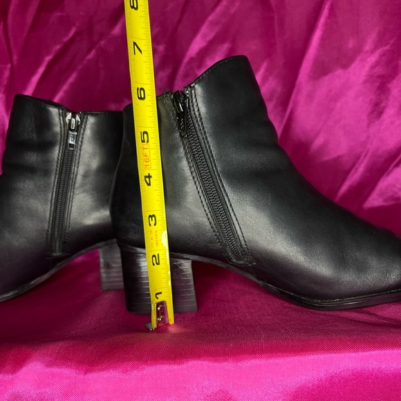 BASS 7 1/2 Wide REAL LEATHER BLACK NEVADA BOOTIES 2in Blocked Heels - Picture 9 of 13